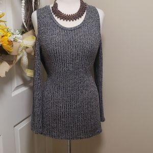 🌻 Just Found peekaboo sleeve long sweater top